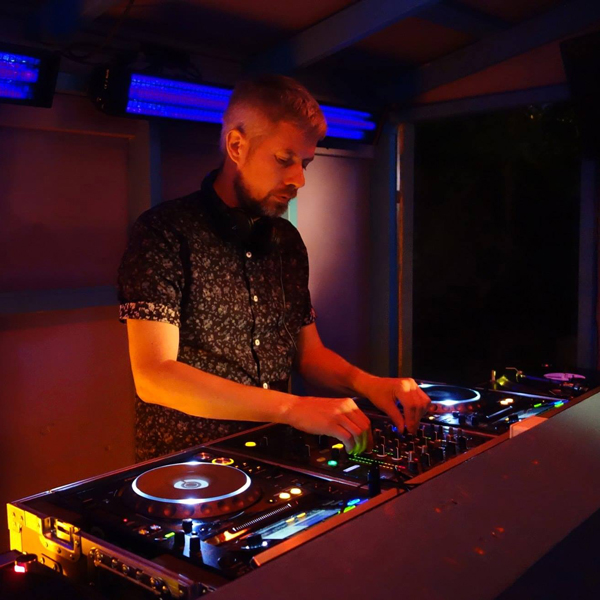 simon-september-2018-charts-picture-cover