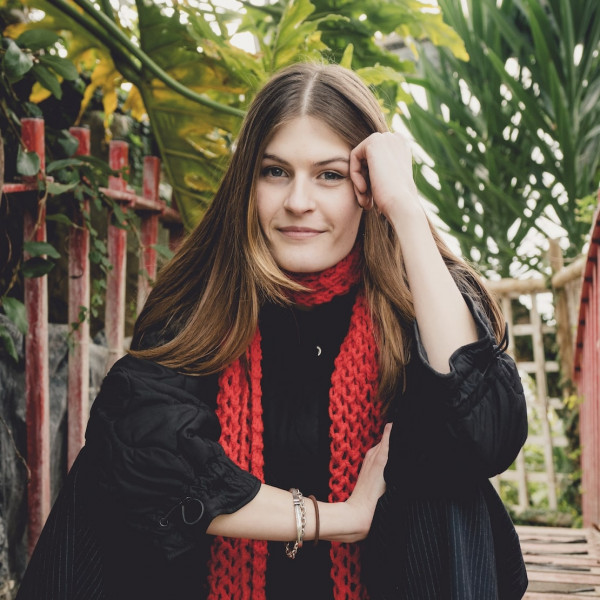 alicia-april-22-charts-picture-cover