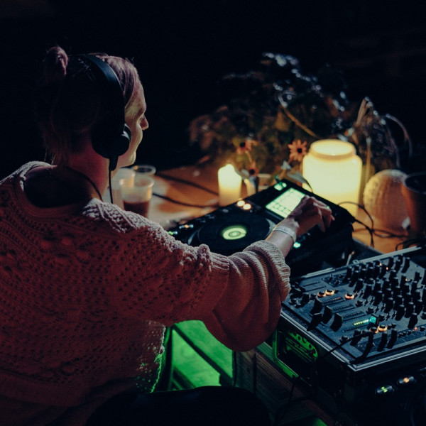 lucie-oct-nov23-charts-picture-cover